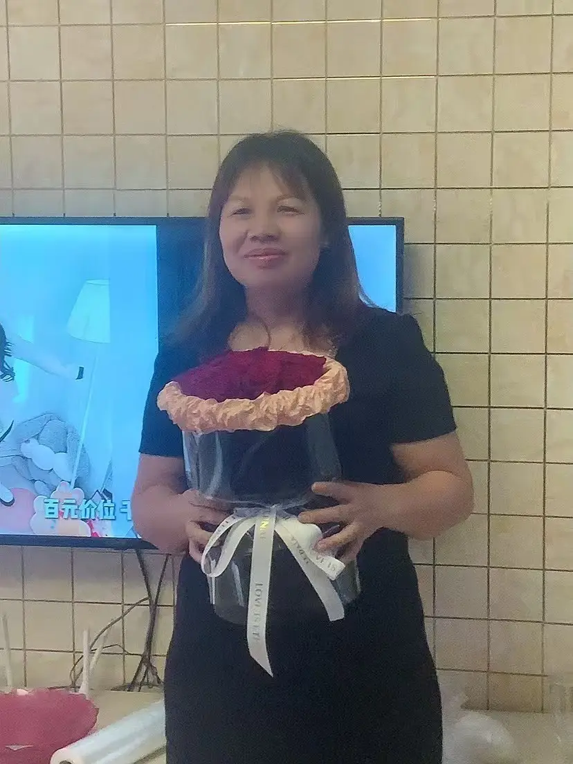 妈咪抱着花的照片